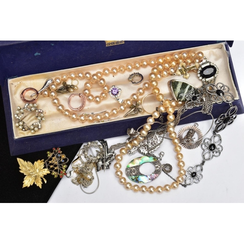 197 - AN ASSORTMENT OF SILVER AND COSTUME JEWELLERY ITEMS, to include a silver and cubic zirconia pendant ... 