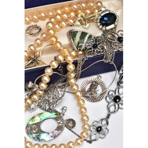 197 - AN ASSORTMENT OF SILVER AND COSTUME JEWELLERY ITEMS, to include a silver and cubic zirconia pendant ... 