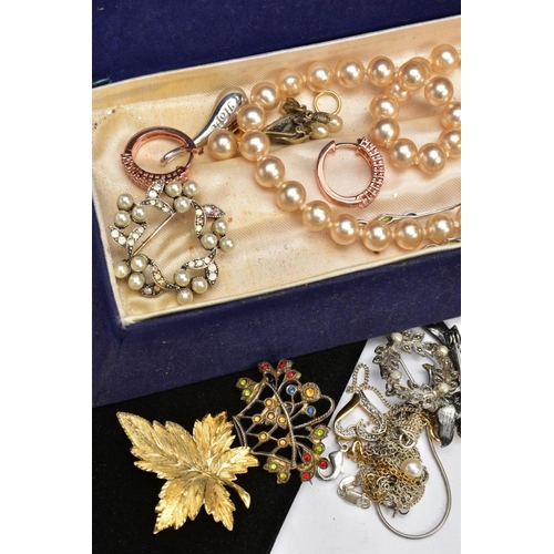 197 - AN ASSORTMENT OF SILVER AND COSTUME JEWELLERY ITEMS, to include a silver and cubic zirconia pendant ... 
