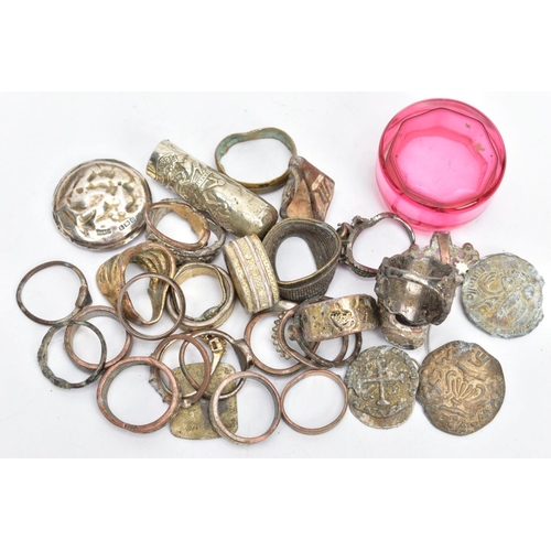 206 - A SILVER LID AND GLASS JAR WITH A SELECTION OF JEWELLERY ITEMS, a pink glass jar and silver lid, hal... 