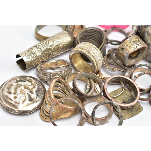 206 - A SILVER LID AND GLASS JAR WITH A SELECTION OF JEWELLERY ITEMS, a pink glass jar and silver lid, hal... 