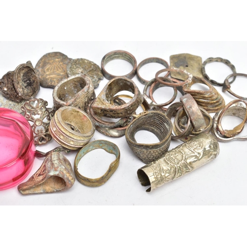 206 - A SILVER LID AND GLASS JAR WITH A SELECTION OF JEWELLERY ITEMS, a pink glass jar and silver lid, hal... 