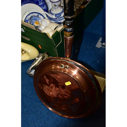 474 - A BOX AND LOOSE CERAMICS, WARMING PAN, LAMPS AND SUNDRY ITEMS, to include an oriental blue and white... 