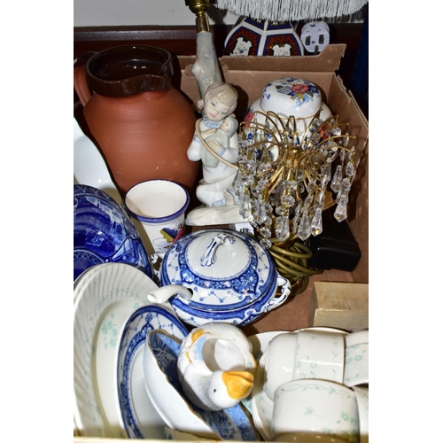 474 - A BOX AND LOOSE CERAMICS, WARMING PAN, LAMPS AND SUNDRY ITEMS, to include an oriental blue and white... 