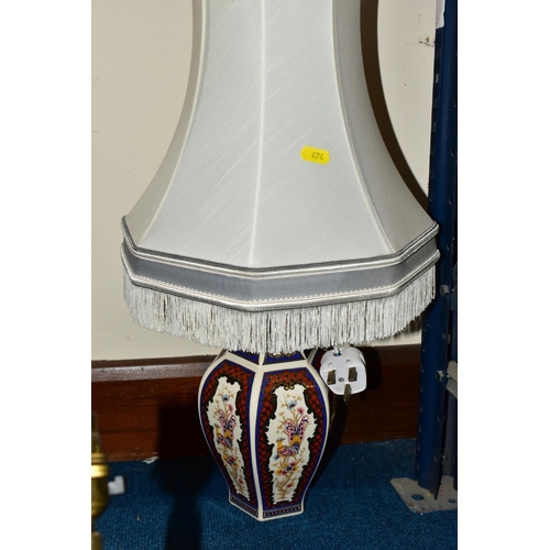 474 - A BOX AND LOOSE CERAMICS, WARMING PAN, LAMPS AND SUNDRY ITEMS, to include an oriental blue and white... 