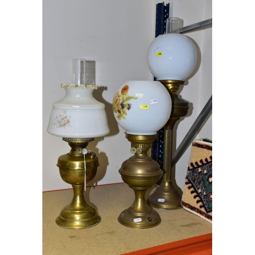 478 - TWO 2OTH CENTURY BRASS BASED OIL LAMPS, A TABLE LAMP IN A SIMILAR STYLE AND TWO TURKISH SYNTHETIC RU... 