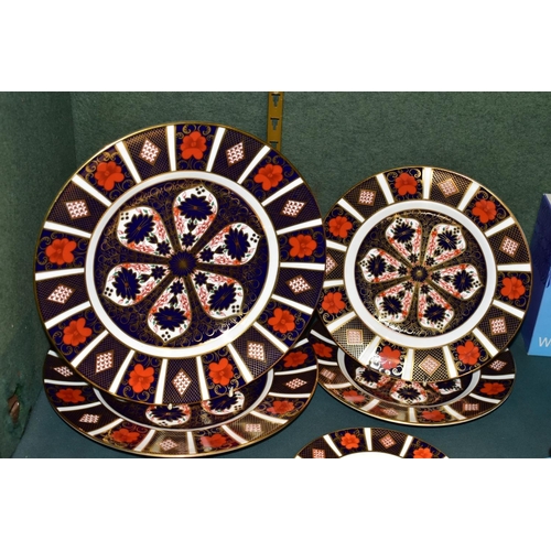 495 - SIX ROYAL CROWN DERBY 'OLD IMARI' 1128 PATTERN PLATES IN THREE SIZES, all seconds, comprising a pair... 