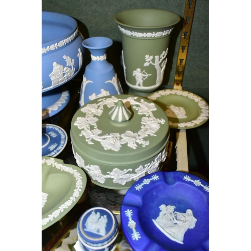 499 - SIXTEEN PIECES OF WEDGWOOD JASPERWARE, colours comprise pale blue, dark blue jasper dip and pale gre... 