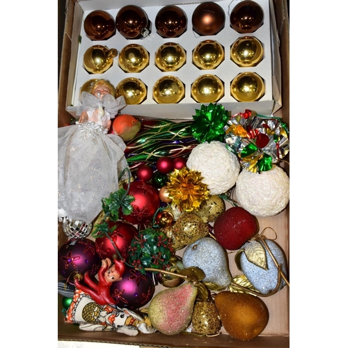 511 - EIGHT BOXES OF CHRISTMAS DECORATIONS, mainly modern with late twentieth century items, to include fo... 