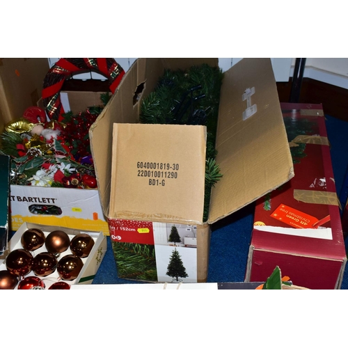 511 - EIGHT BOXES OF CHRISTMAS DECORATIONS, mainly modern with late twentieth century items, to include fo... 