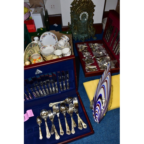 521 - A BOX AND LOOSE CERAMICS, CLOCK, GLASSWARES, CUTLERY ETC, to include an ornate brass table clock (in... 
