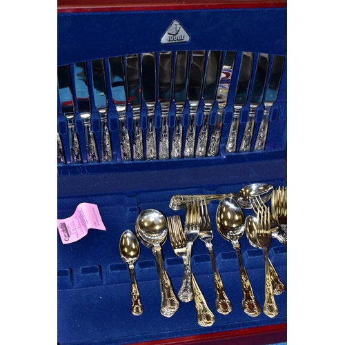 521 - A BOX AND LOOSE CERAMICS, CLOCK, GLASSWARES, CUTLERY ETC, to include an ornate brass table clock (in... 