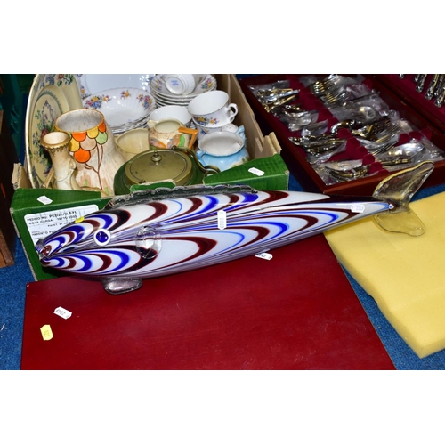 521 - A BOX AND LOOSE CERAMICS, CLOCK, GLASSWARES, CUTLERY ETC, to include an ornate brass table clock (in... 