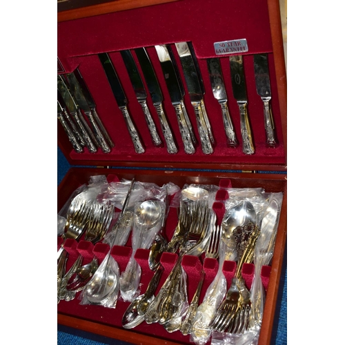521 - A BOX AND LOOSE CERAMICS, CLOCK, GLASSWARES, CUTLERY ETC, to include an ornate brass table clock (in... 