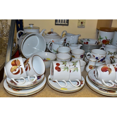 528 - A NINETY ONE PIECE ROYAL WORCESTER EVESHAM DINNER SERVICE, comprising a souffle dish, seven ramekins... 
