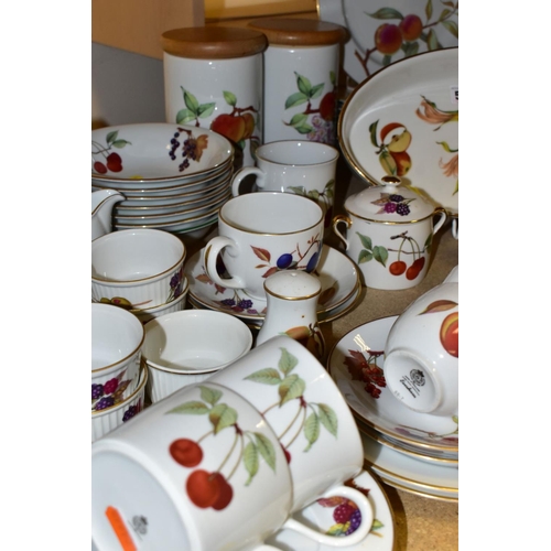 528 - A NINETY ONE PIECE ROYAL WORCESTER EVESHAM DINNER SERVICE, comprising a souffle dish, seven ramekins... 