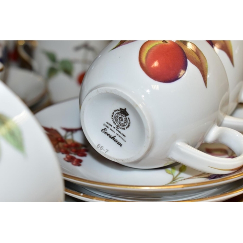 528 - A NINETY ONE PIECE ROYAL WORCESTER EVESHAM DINNER SERVICE, comprising a souffle dish, seven ramekins... 
