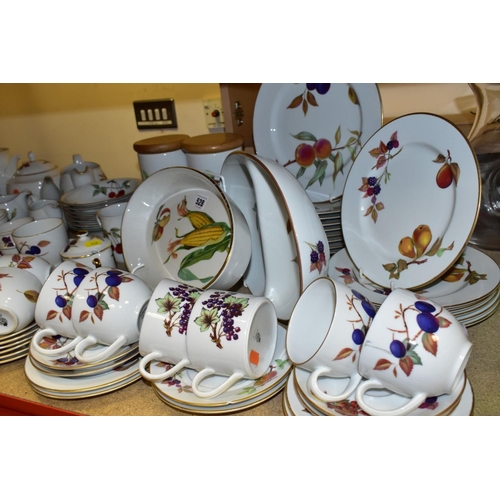 528 - A NINETY ONE PIECE ROYAL WORCESTER EVESHAM DINNER SERVICE, comprising a souffle dish, seven ramekins... 