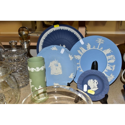 529 - A GROUP OF WEDGWOOD JASPERWARE ITEMS AND CUT CRYSTAL GLASSWARES, to include a Wedgwood jasperware sa... 
