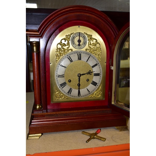 551 - AN EARLY 20TH CENTURY MAHOGANY CASED BRACKET CLOCK, arched pediment on Doric columns flanking the be... 
