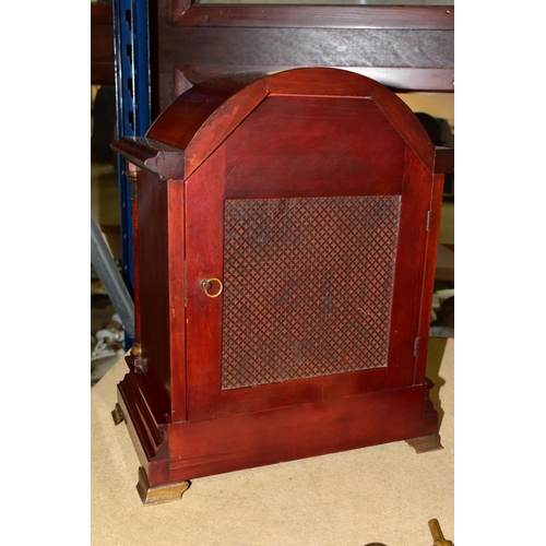 551 - AN EARLY 20TH CENTURY MAHOGANY CASED BRACKET CLOCK, arched pediment on Doric columns flanking the be... 