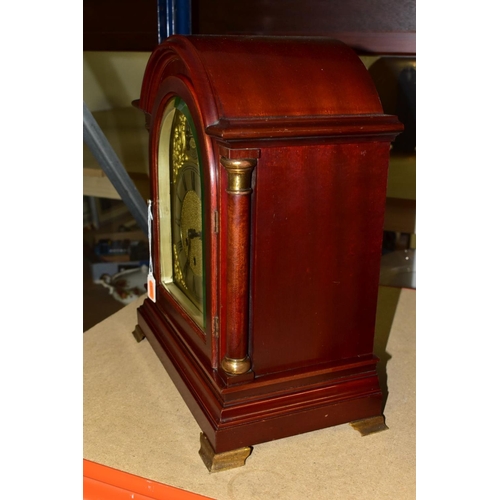 551 - AN EARLY 20TH CENTURY MAHOGANY CASED BRACKET CLOCK, arched pediment on Doric columns flanking the be... 