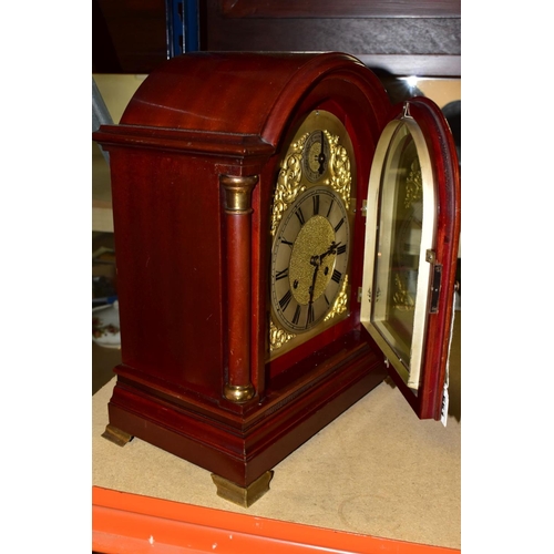 551 - AN EARLY 20TH CENTURY MAHOGANY CASED BRACKET CLOCK, arched pediment on Doric columns flanking the be... 