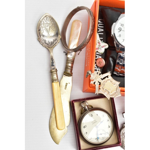 105 - A SELECTION OF MISCELLANEOUS ITEMS, to include a white metal hinged bangle stamped 925 sterling, a s... 