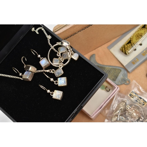 107 - A SELECTION OF SILVER, WHITE METAL AND COSTUME JEWELLERY, to include a silver albert chain, fitted w... 