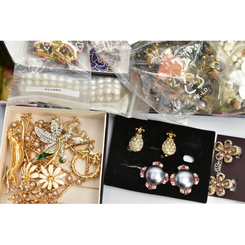 109 - A SELETCTION OF COSTUME JEWELLERY, to include a pair of D'Orlan ear clips, two Attwood & Sawyer piec... 