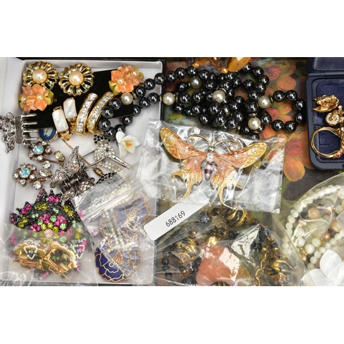 109 - A SELETCTION OF COSTUME JEWELLERY, to include a pair of D'Orlan ear clips, two Attwood & Sawyer piec... 