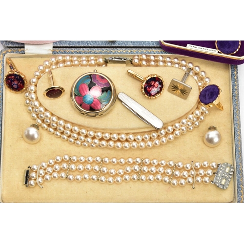 111 - A SELECTION OF ASSORTED JEWELLERY, to include a silver 'Ola M Gorie' crescent and bent rod necklace ... 