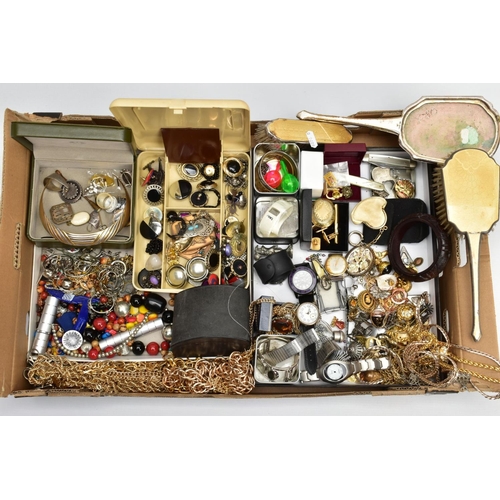 118 - AN ASSORTMENT OF JEWELLERY AND OTHER ITEMS, to include a selection of white metal brooches, a banded... 