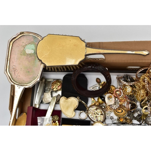 118 - AN ASSORTMENT OF JEWELLERY AND OTHER ITEMS, to include a selection of white metal brooches, a banded... 