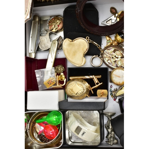 118 - AN ASSORTMENT OF JEWELLERY AND OTHER ITEMS, to include a selection of white metal brooches, a banded... 