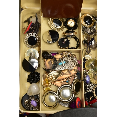 118 - AN ASSORTMENT OF JEWELLERY AND OTHER ITEMS, to include a selection of white metal brooches, a banded... 