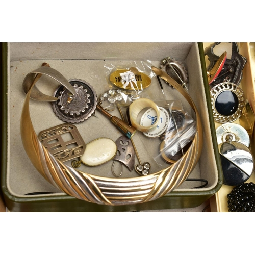 118 - AN ASSORTMENT OF JEWELLERY AND OTHER ITEMS, to include a selection of white metal brooches, a banded... 