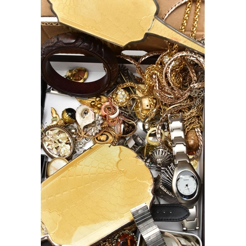 118 - AN ASSORTMENT OF JEWELLERY AND OTHER ITEMS, to include a selection of white metal brooches, a banded... 