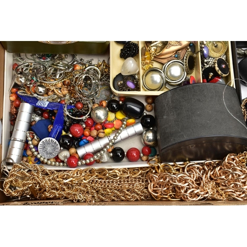 118 - AN ASSORTMENT OF JEWELLERY AND OTHER ITEMS, to include a selection of white metal brooches, a banded... 