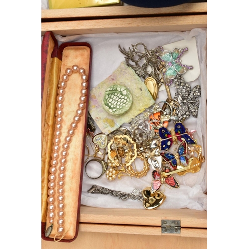 122 - A SELECTION OF COSTUME JEWELLERY AND STORAGE CASE,  a wooden extending storage case consisting of fi... 