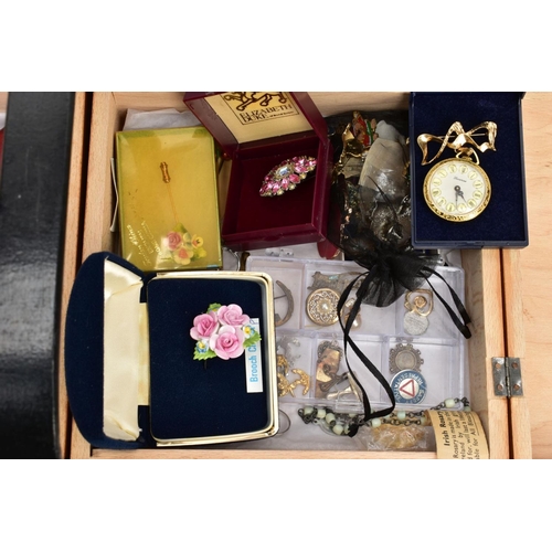 122 - A SELECTION OF COSTUME JEWELLERY AND STORAGE CASE,  a wooden extending storage case consisting of fi... 