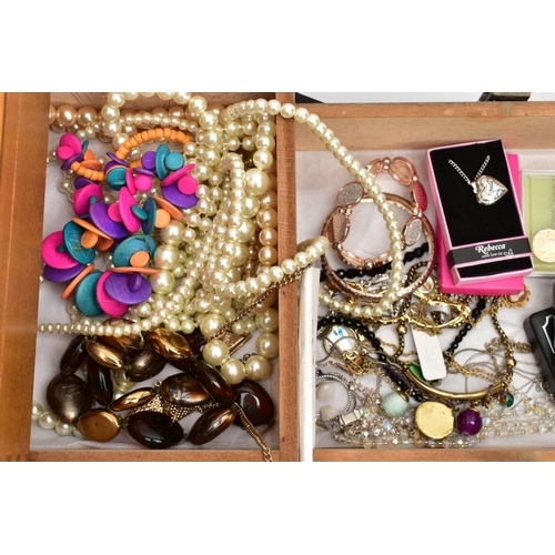 122 - A SELECTION OF COSTUME JEWELLERY AND STORAGE CASE,  a wooden extending storage case consisting of fi... 