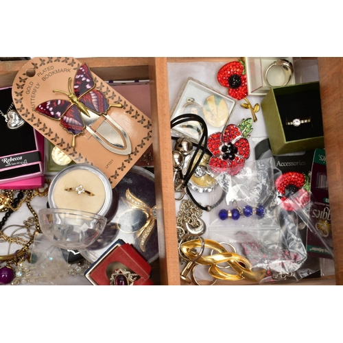 122 - A SELECTION OF COSTUME JEWELLERY AND STORAGE CASE,  a wooden extending storage case consisting of fi... 