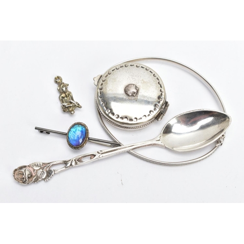 187 - FIVE WHITE METAL ITEMS, to include a white metal floral detailed teaspoon, stamped 800, a small roun... 