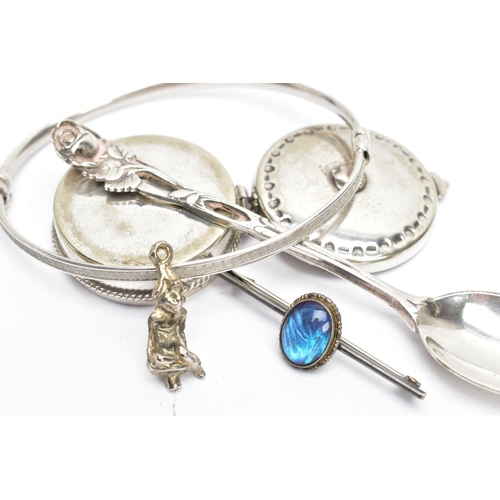 187 - FIVE WHITE METAL ITEMS, to include a white metal floral detailed teaspoon, stamped 800, a small roun... 