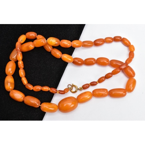 188 - A NATURAL AMBER BEAD NECKLACE, graduated oval beads, largest measuring approximately 20.7mm x 15.3mm... 