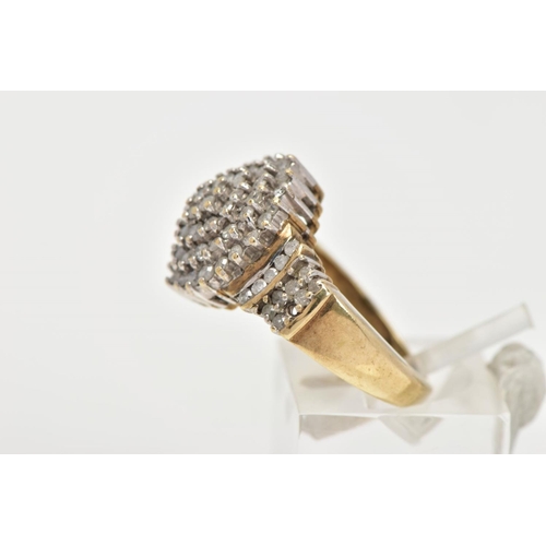 199 - A DIAMOND CLUSTER RING,a yellow metal diamond cluster ring,  tapered shoulders to a plain polished b... 