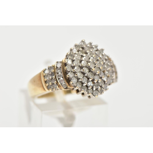 199 - A DIAMOND CLUSTER RING,a yellow metal diamond cluster ring,  tapered shoulders to a plain polished b... 