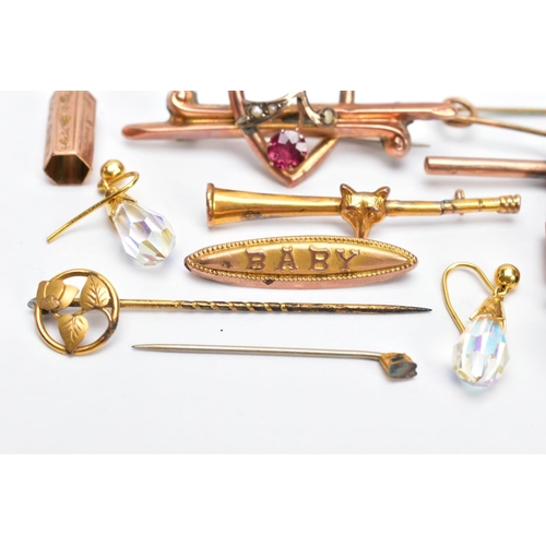 40 - AN ASSORTMENT OF 9CT GOLD AND YELLOW METAL JEWELLERY, to include a rose gold T-bar, hallmarked 9ct g... 