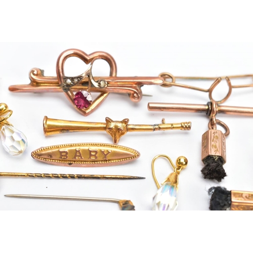 40 - AN ASSORTMENT OF 9CT GOLD AND YELLOW METAL JEWELLERY, to include a rose gold T-bar, hallmarked 9ct g... 